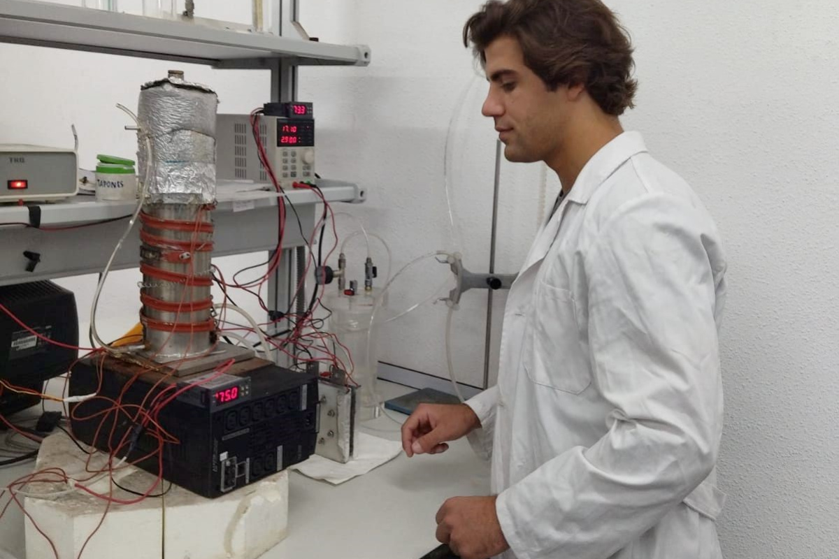 Pablo Ruiz en el Laboratorio de Hidrógeno y Pila de Combustible.